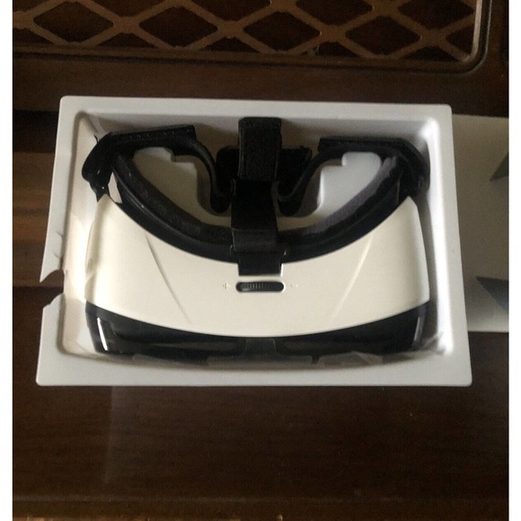 - Samsung SM-R322NZWAXAR Gear VR Headset - Frost White - Picture 3 of 5